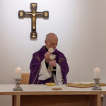 Præst Lars Messerschmidt fejrede messen på Vor Frtue Kloster lørdag, den 20. december 2025 | © Kuno Arnkilde