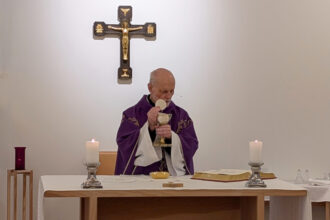 Præst Lars Messerschmidt fejrede messen på Vor Frtue Kloster lørdag, den 20. december 2025 | © Kuno Arnkilde