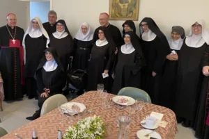 Kardinal Parolin spiste frokost med søstrene på Vor Frue Kloster