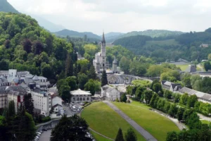 Lourdes dækker Rupniks mosaikker – også efter pave Leo XIV’s besøg